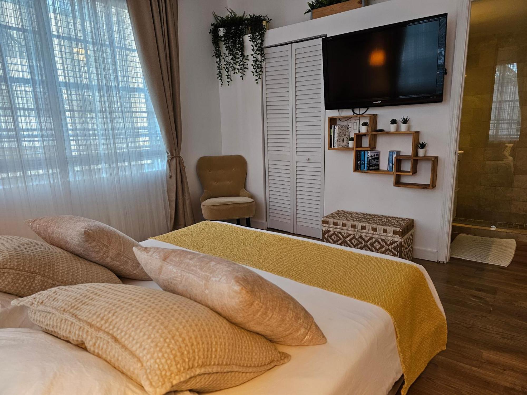 Bright 1bedroom Renovated Near The