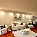 Deluxe Waterfront One Bedroom Apartment With Miami Skyline View, Free Parking 5 Mins Drive To Miami Beach