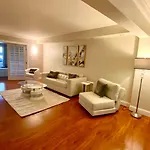 Deluxe Waterfront One Bedroom Apartment With Miami Skyline View, Free Parking 5 Mins Drive To Miami Beach