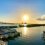 Deluxe Waterfront One Bedroom Apartment With Miami Skyline View, Free Parking 5 Mins Drive To Miami Beach