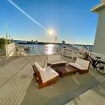 Luxurious Remodeled Direct Waterfront Apartment With Miami Skyline View And Outdoor Terrace Free Parking 5Min Drive To Miami Beach