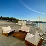 Luxurious Remodeled Direct Waterfront Apartment With Miami Skyline View And Outdoor Terrace Free Parking 5Min Drive To Miami Beach