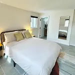 Modern / Central / Free Pkg