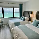 Directly On The Beach With Pool & Ocean View