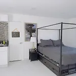 Beachside Oasis, Miami Beach Apt With Parking Included