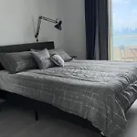 Unique Water Views, Free Parking 1Bed 1 Bath Rooffornomads 416