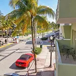 Balcony Chic Apt, W/2 Queenbeds, On Ocean Dr Beach