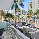 Balcony Chic Apt, W/2 Queenbeds, On Ocean Dr Beach