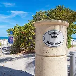 Sunny Ocean Dr Condo, W/2 Queen Beds, South Beach