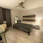 Block From Beach One Bedroom With Parking