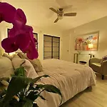 Block From Beach One Bedroom With Parking