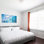 1Bedroom Collins 2 Blocks To Ocean With Free Street Parking