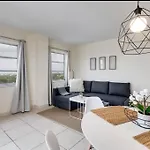 1203- Modern 1Br & 2Ba Apartment With Balcony