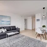 1203- Modern 1Br & 2Ba Apartment With Balcony
