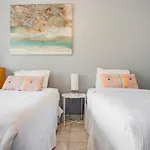 South Beach Retreat Walk To Beach, Sleeps 2