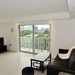 2Br In Heart Of Sobe With Parking