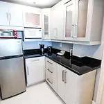 Castle 519 Bayview Modern Studio With Pool, Beach Access, Tennis And Free Parking