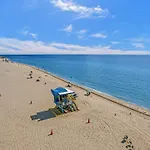 Beachside Condo With Resort Amenities, Including Pools, Gym, And Bathtub 503