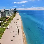 Beachside Condo With Resort Amenities, Including Pools, Gym, And Bathtub 503