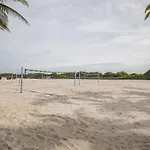 Two Bedroom Two Bath Apartment 2 Block To Beach