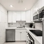 Two Bedroom Two Bath Apartment 2 Block To Beach