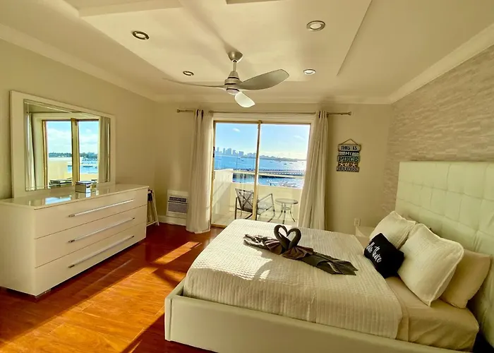 Deluxe Waterfront One Bedroom Apartment With Miami Skyline View, Free Parking 5 Mins Drive To Miami Beach