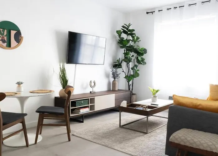 Newely Remodeled Apartment Only 1 Min To The Beach!
