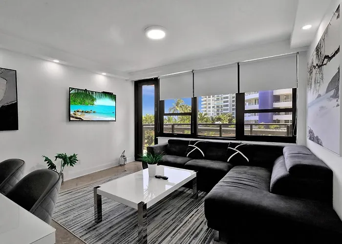 Modern Miami Beach Condo With Beach Service & Pool