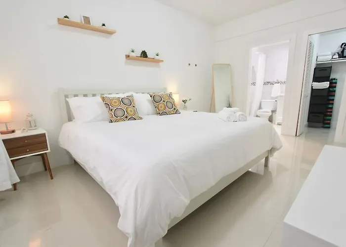 Modern 1 Bd Room 1 Block From The Beach