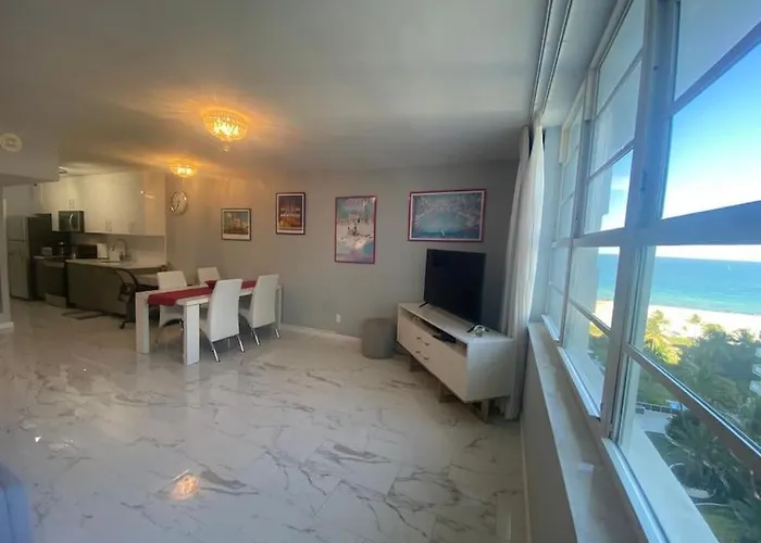 Elegant And Spacious Beachfront Condo With Parking