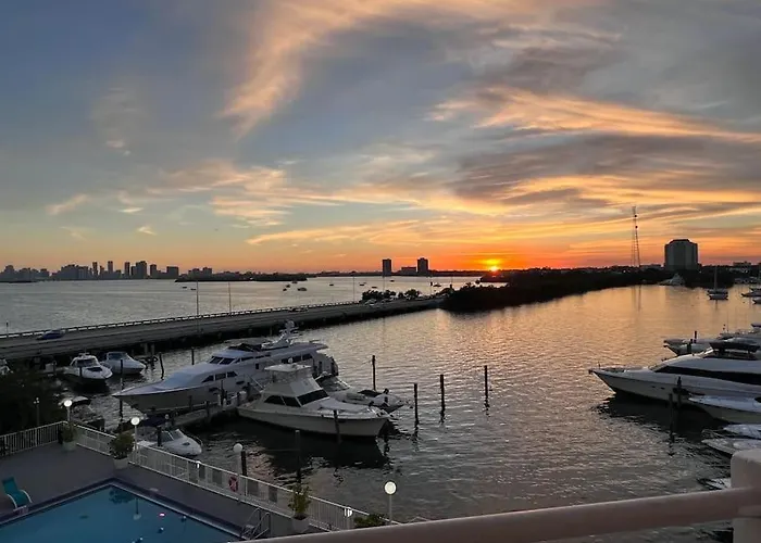 Unique Water Views, Free Parking 1Bed 1 Bath Rooffornomads 416