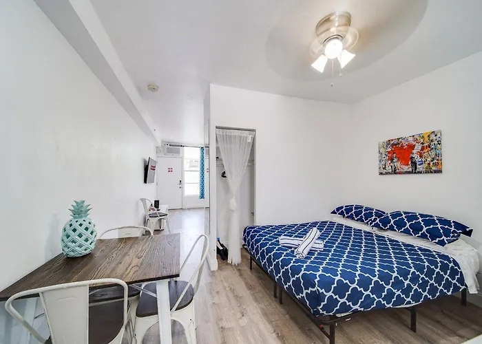 Steps 2 Beach, Ocean Drive Deco Apt W/2 Queen Beds