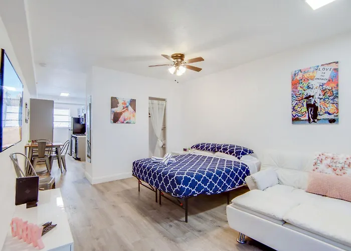 Private Ocean Dr Apt W/2 Queen Beds, Steps 2 Beach