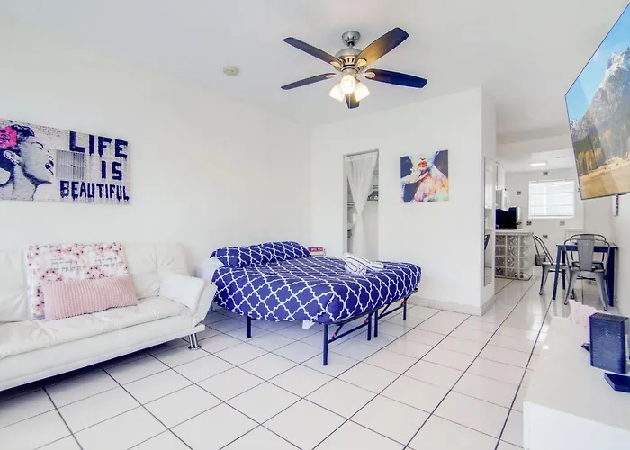 Sunny Ocean Dr Condo, W/2 Queen Beds, South Beach