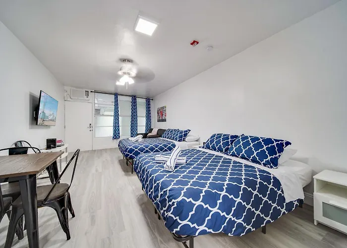 Deco Beachside Apt, W/2 Queen Beds, Washer/Dryer