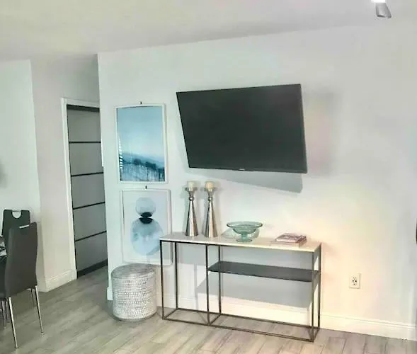 Block From Beach One Bedroom With Parking