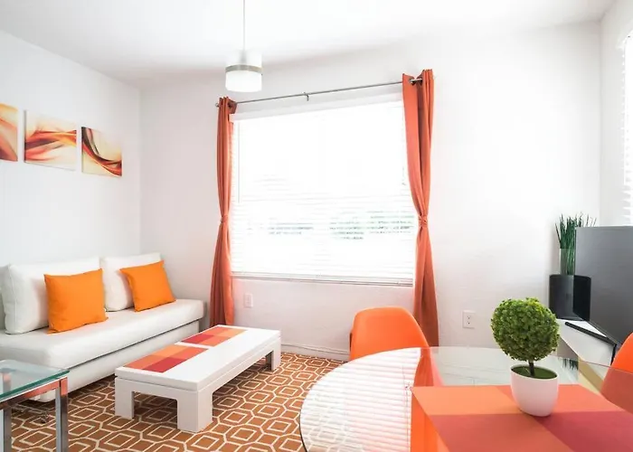 1Bedroom Collins 2 Blocks To Ocean With Free Street Parking