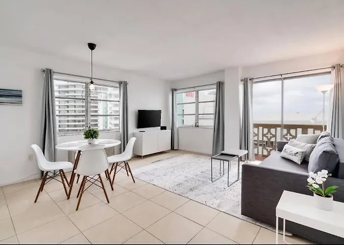 1203- Modern 1Br & 2Ba Apartment With Balcony
