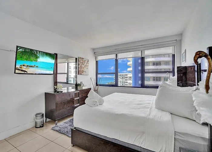 Charming Ocean View Condo Beach Service 1007