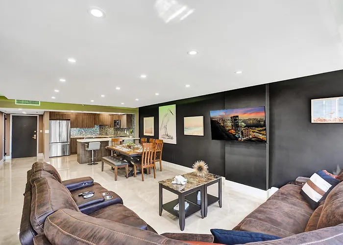 Beachside Condo With Resort Amenities, Including Pools, Gym, And Bathtub 503