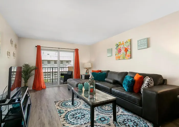 2 Bedroom 2 Bath With Patio On 11Th Collins Ave