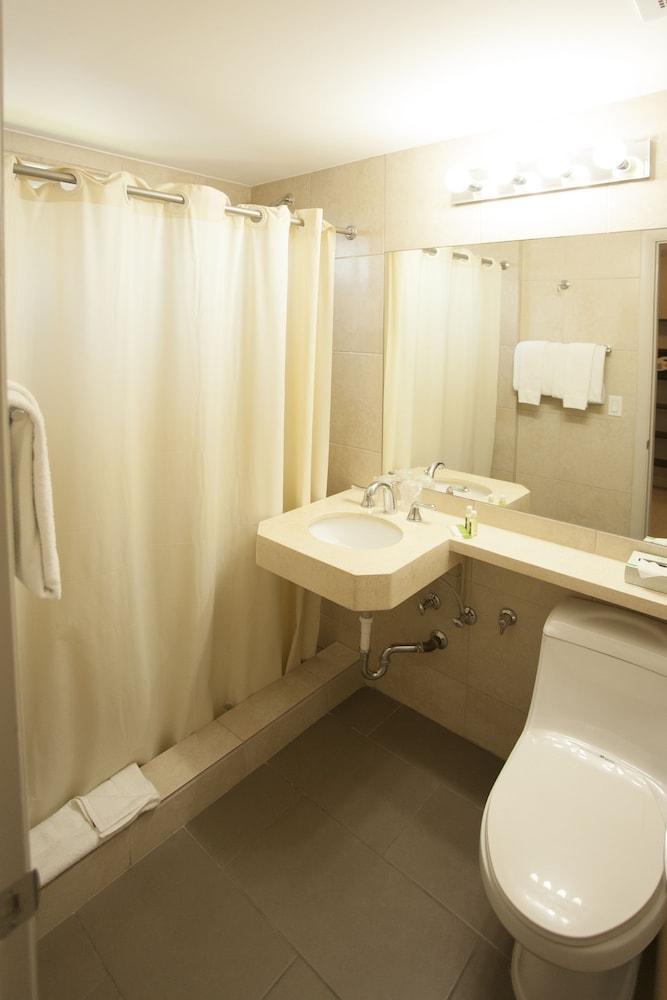 Collins Hotel 3*