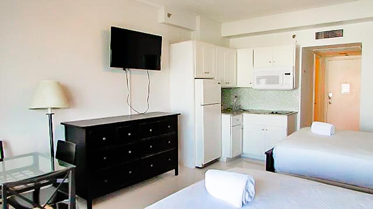 Miami Beachfront With Pool Wifi & Cheap Parking Apartment Miami Beach