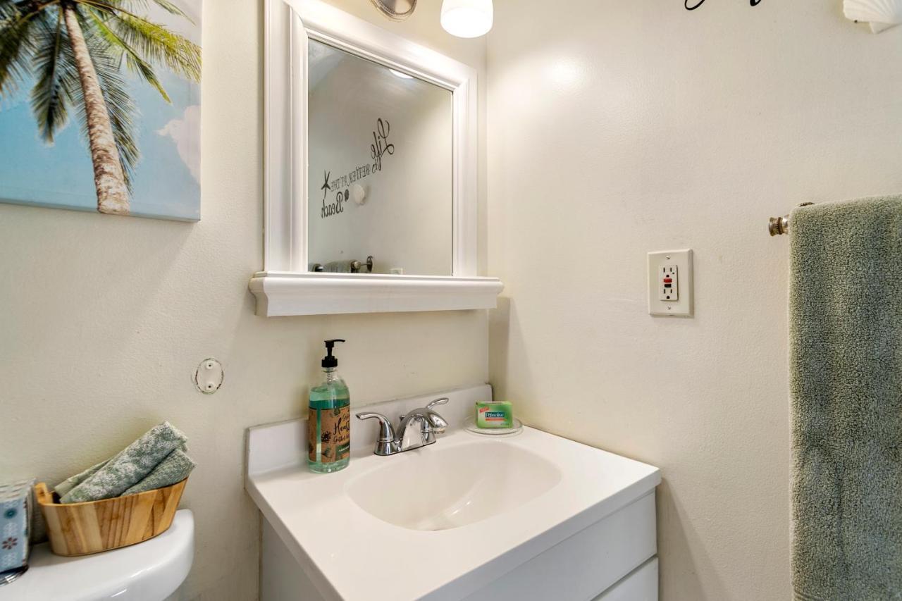 Two Bedroom Two Bath 2 Block To Beach Apartment *