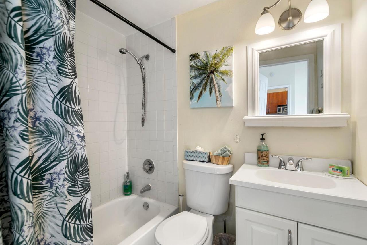 Two Bedroom Two Bath 2 Block To Beach Apartment *