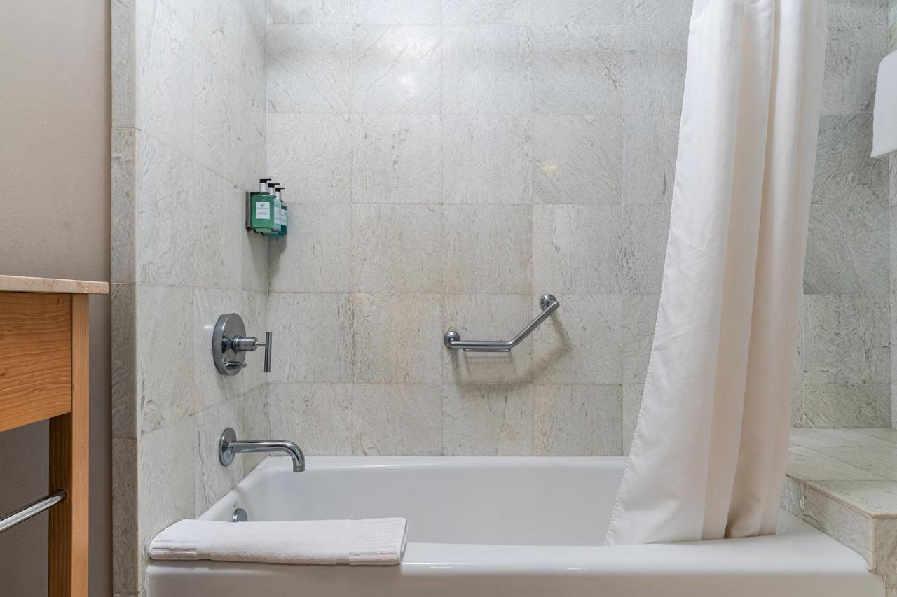 Apartment Sunny Isles 1bdr Sea View And Pool *