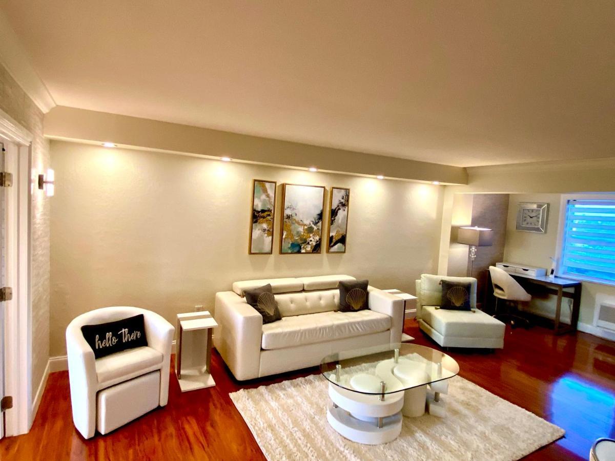 Deluxe Waterfront One Bedroom With Miami Skyline View, Free Parking 5 Mins Drive To Miami Apartment *
