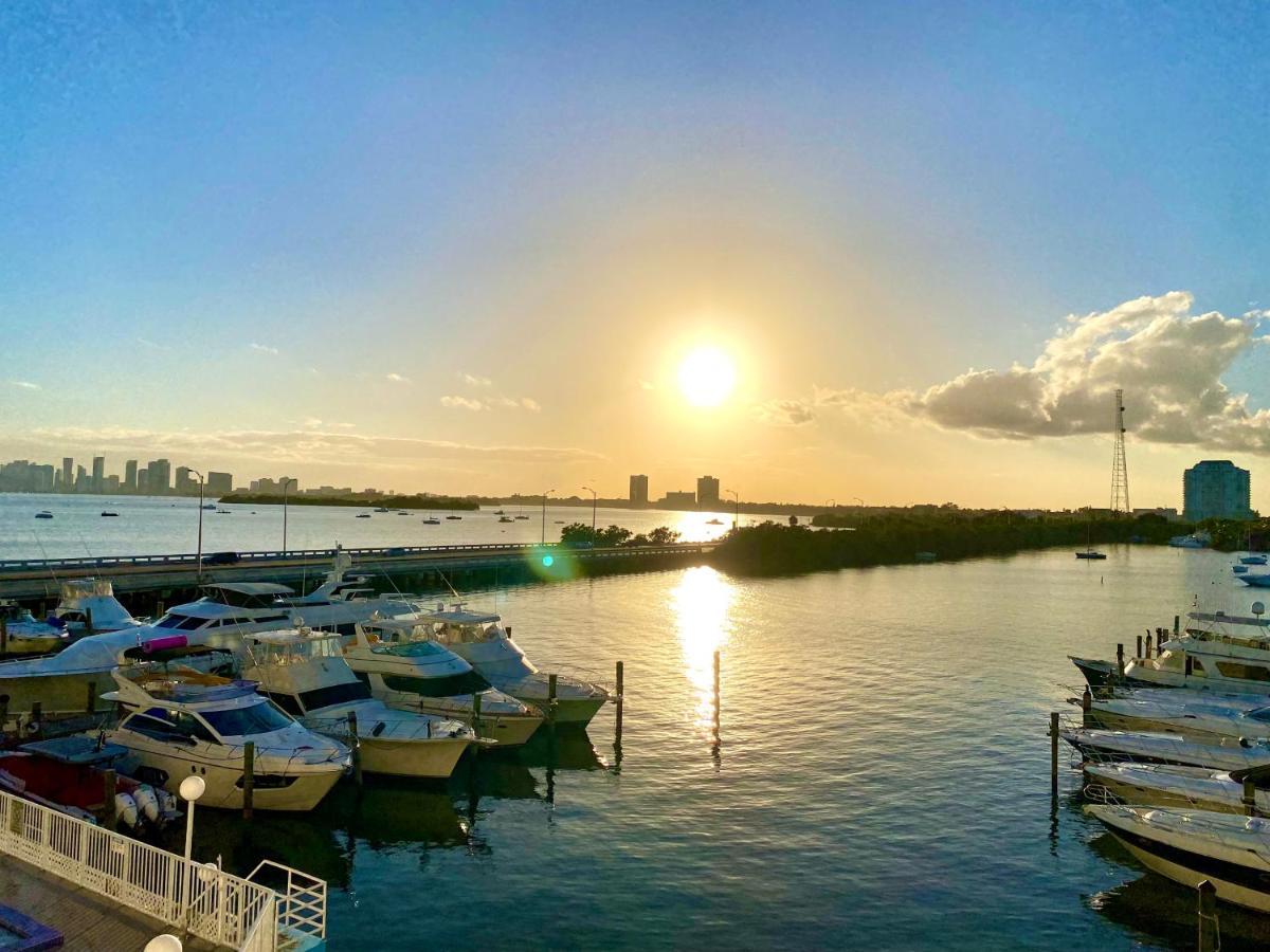 Deluxe Waterfront One Bedroom With Miami Skyline View, Free Parking 5 Mins Drive To Miami Apartment Miami Beach