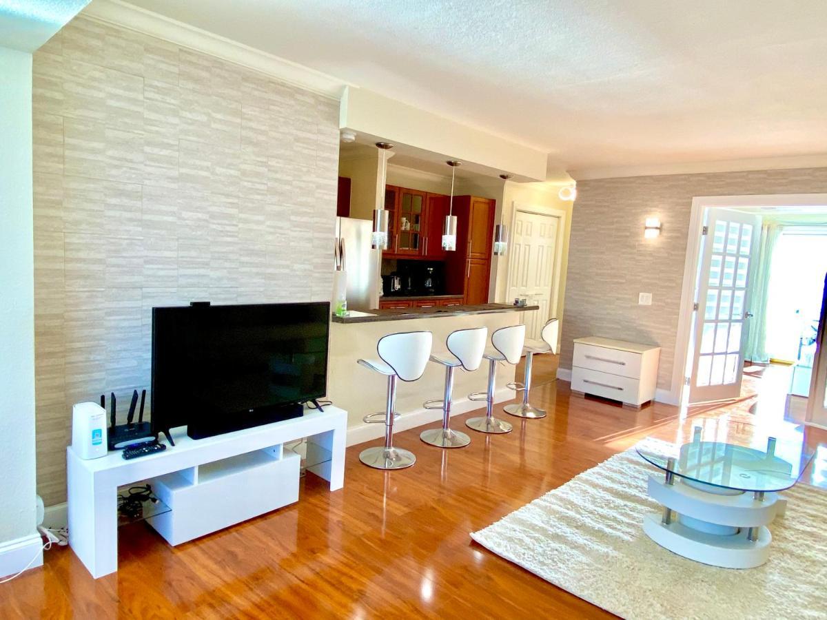 Deluxe Waterfront One Bedroom With Miami Skyline View, Free Parking 5 Mins Drive To Miami Apartment *