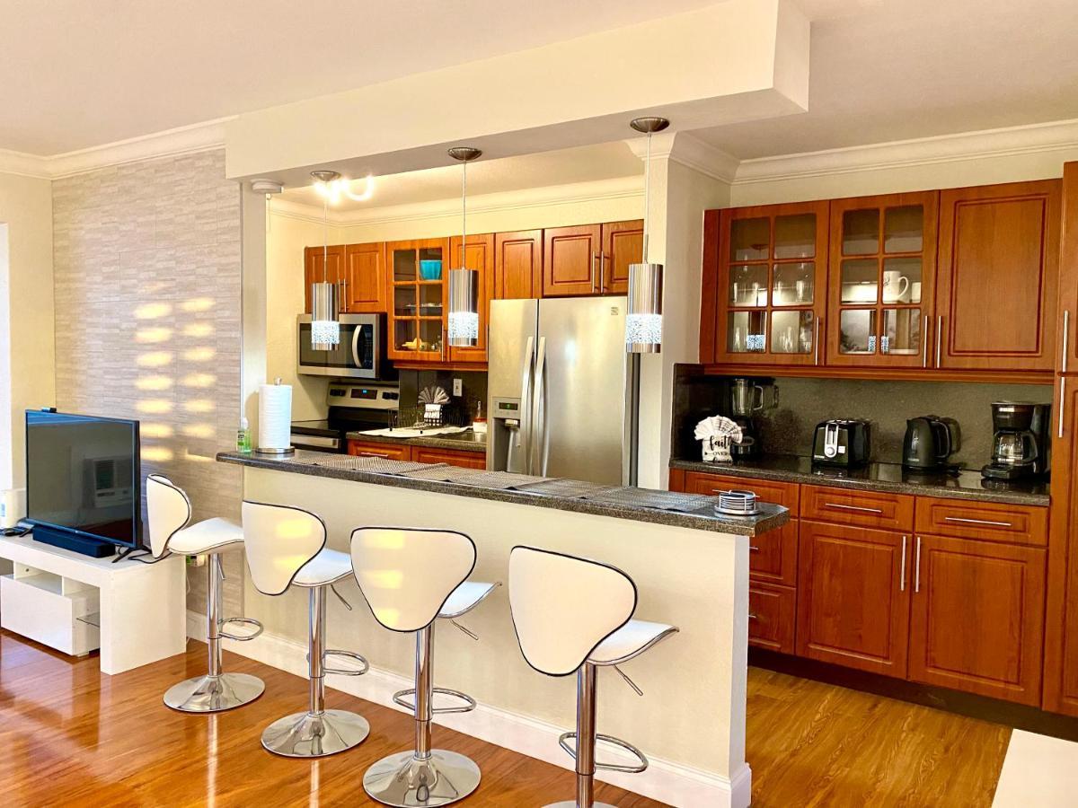 Deluxe Waterfront One Bedroom With Miami Skyline View, Free Parking 5 Mins Drive To Miami *